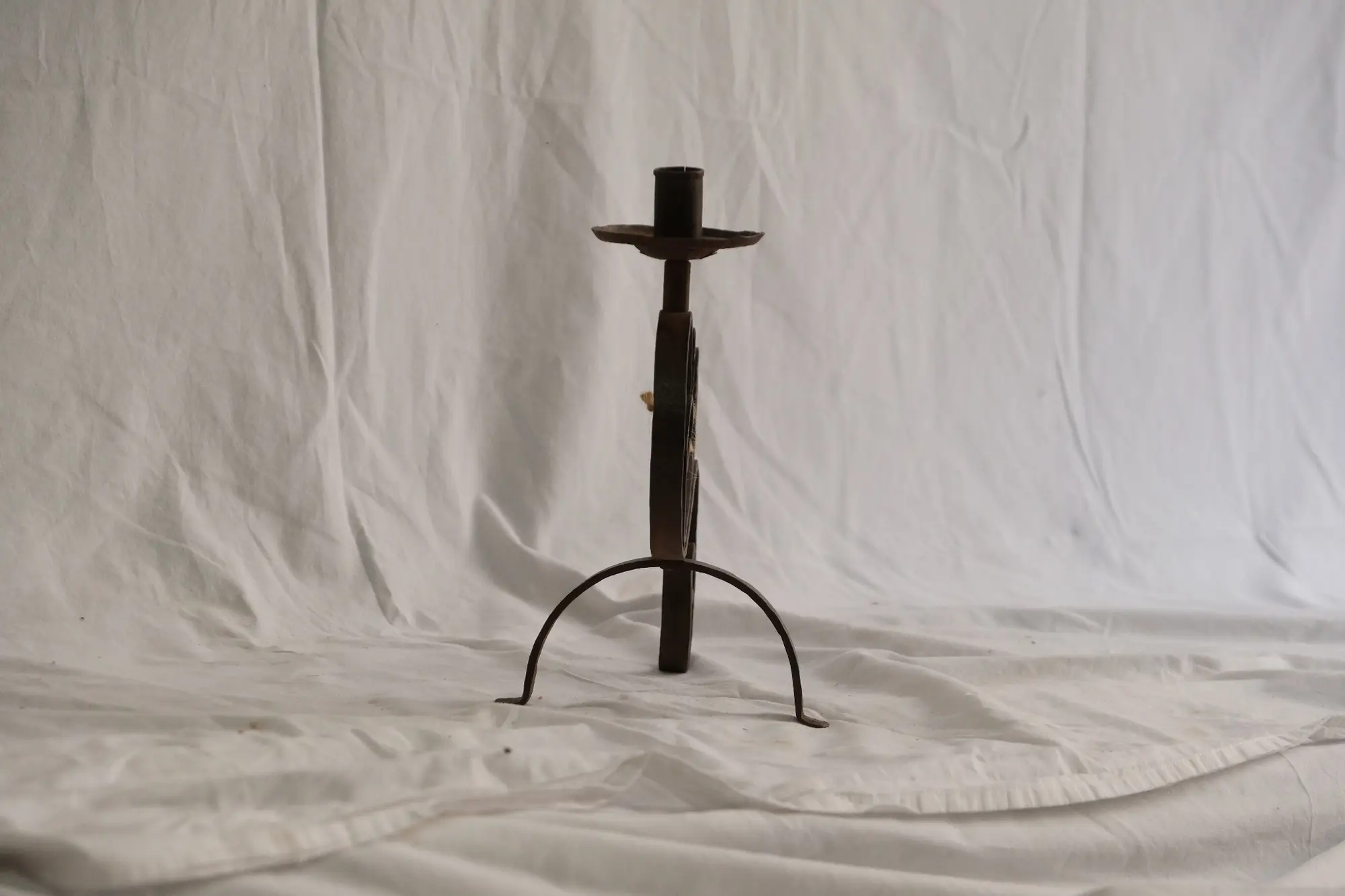 Candelabro de Hierro Forjado del Siglo XVIII con Diseño Curvado, Iluminación, Siglo XVIII · vista 4/7