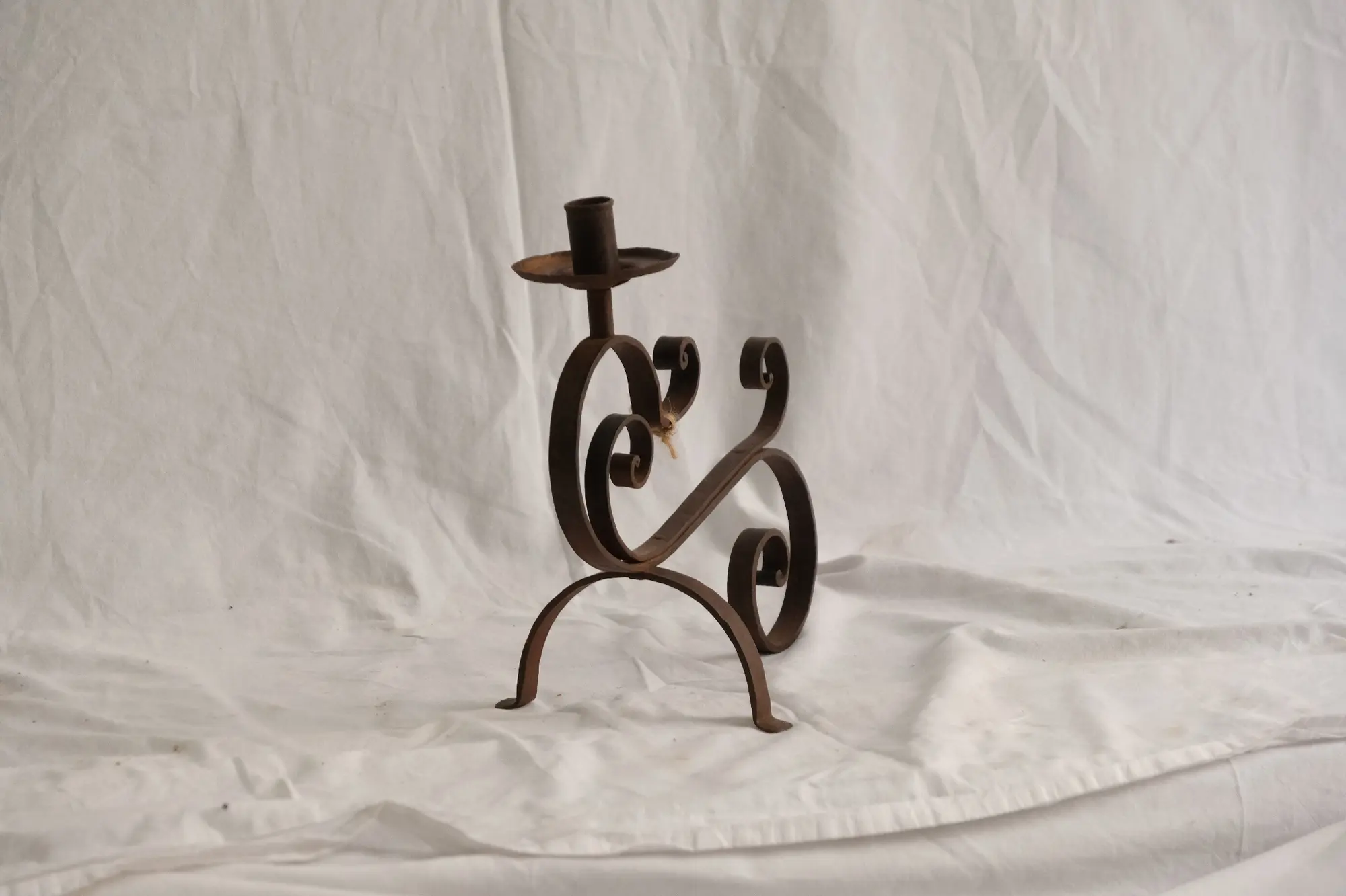 Candelabro de Hierro Forjado del Siglo XVIII con Diseño Curvado, Iluminación, Siglo XVIII · vista 3/7