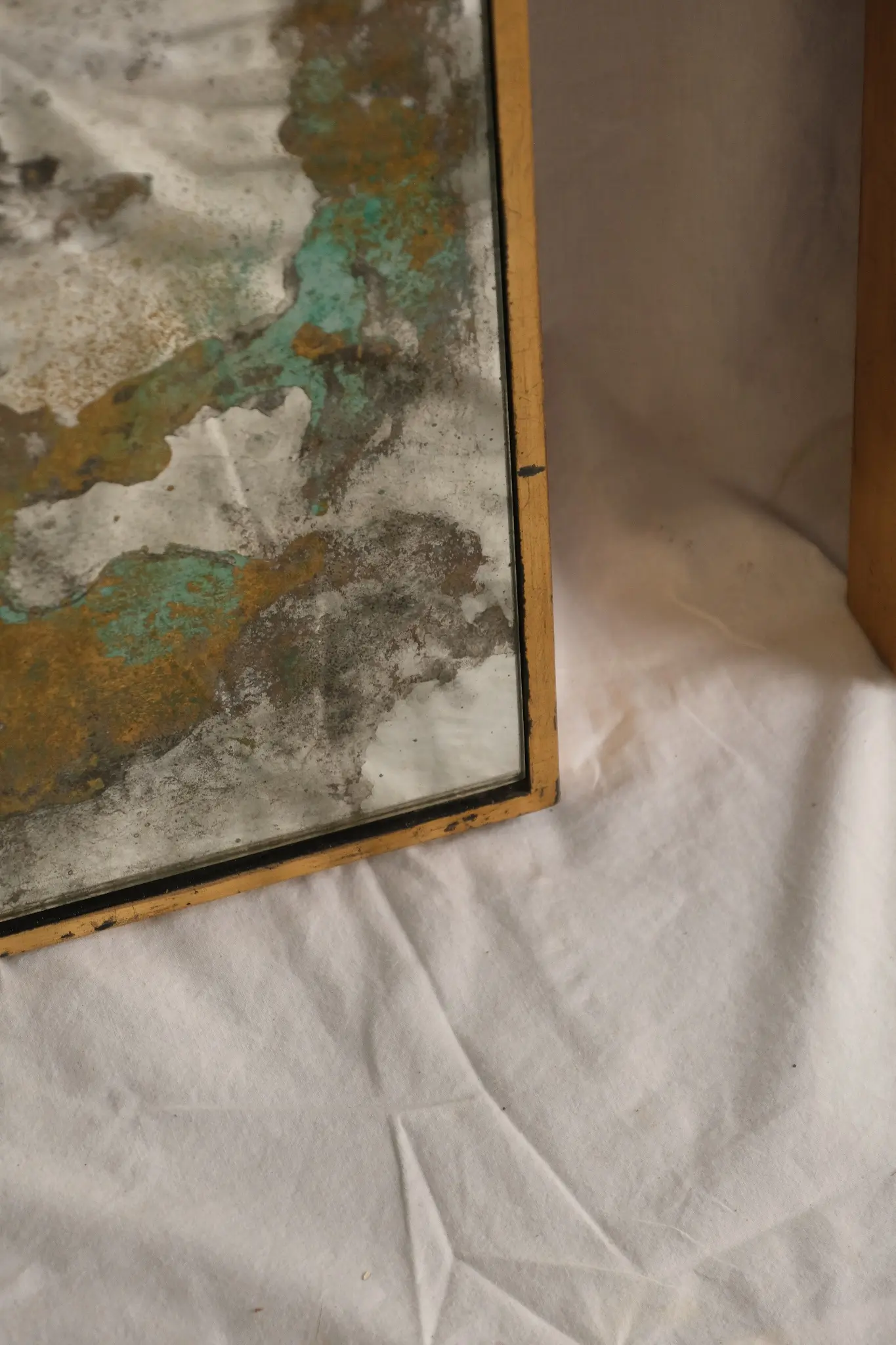 Espejos del Siglo XX con Marco Dorado y Detalles Abstractos, Espejos y Marcos, Primera mitad del siglo XX · vista 10/14