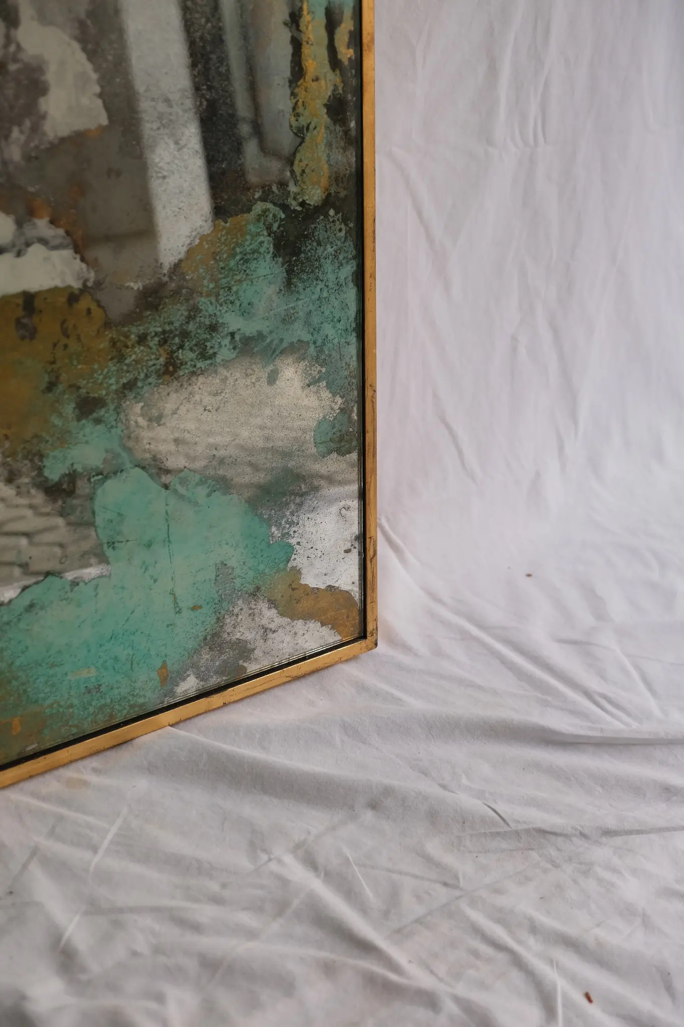 Espejos del Siglo XX con Marco Dorado y Detalles Abstractos, Espejos y Marcos, Primera mitad del siglo XX · vista 2/14