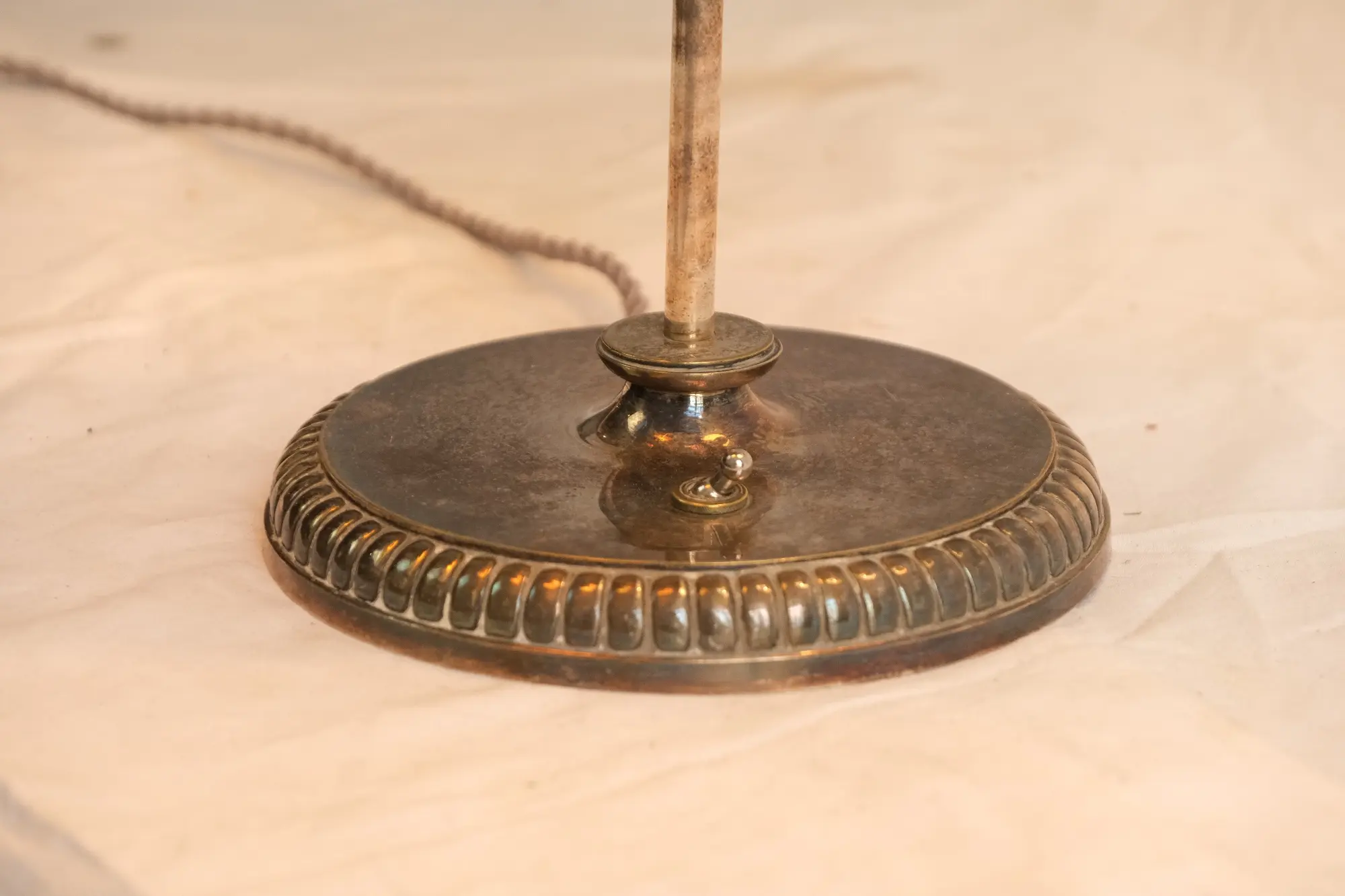 Lámpara de Mesa del Siglo XX en Metal Dorado con Pantallas, Iluminación, Primera mitad del siglo XX · vista 5/7
