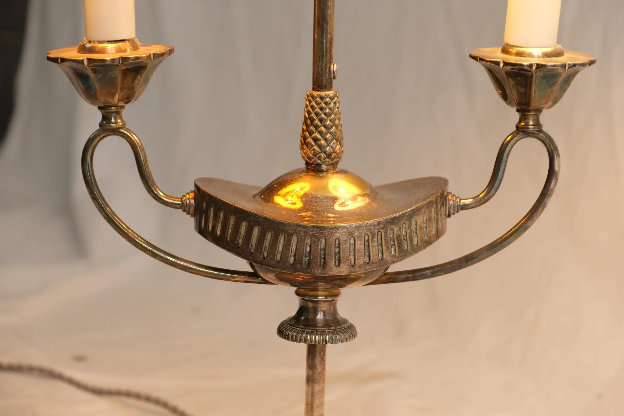 Lámpara de Mesa del Siglo XX en Metal Dorado con Pantallas, Iluminación, Primera mitad del siglo XX · vista 4/7