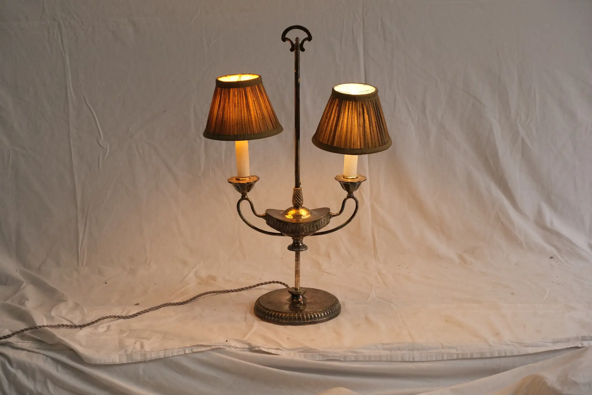 Lámpara de Mesa del Siglo XX en Metal Dorado con Pantallas