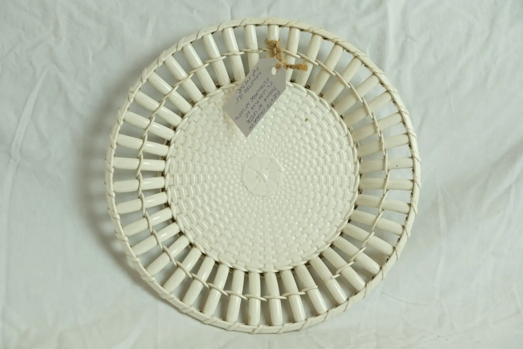 Plato Antiguo de Mimbre del Siglo XX en Color Blanco