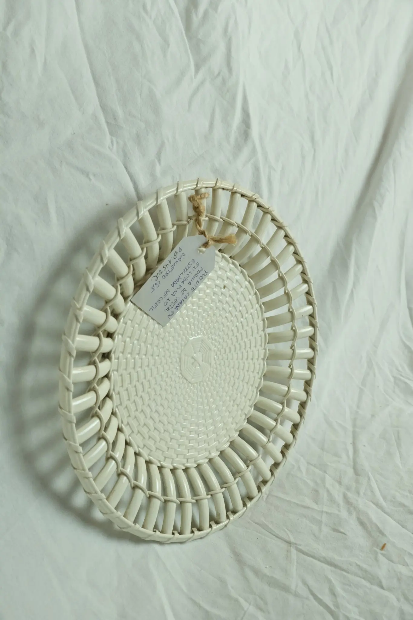 Plato Antiguo de Mimbre del Siglo XX en Color Blanco, Objetos Decorativos, Primera mitad del siglo XX · vista 2/5