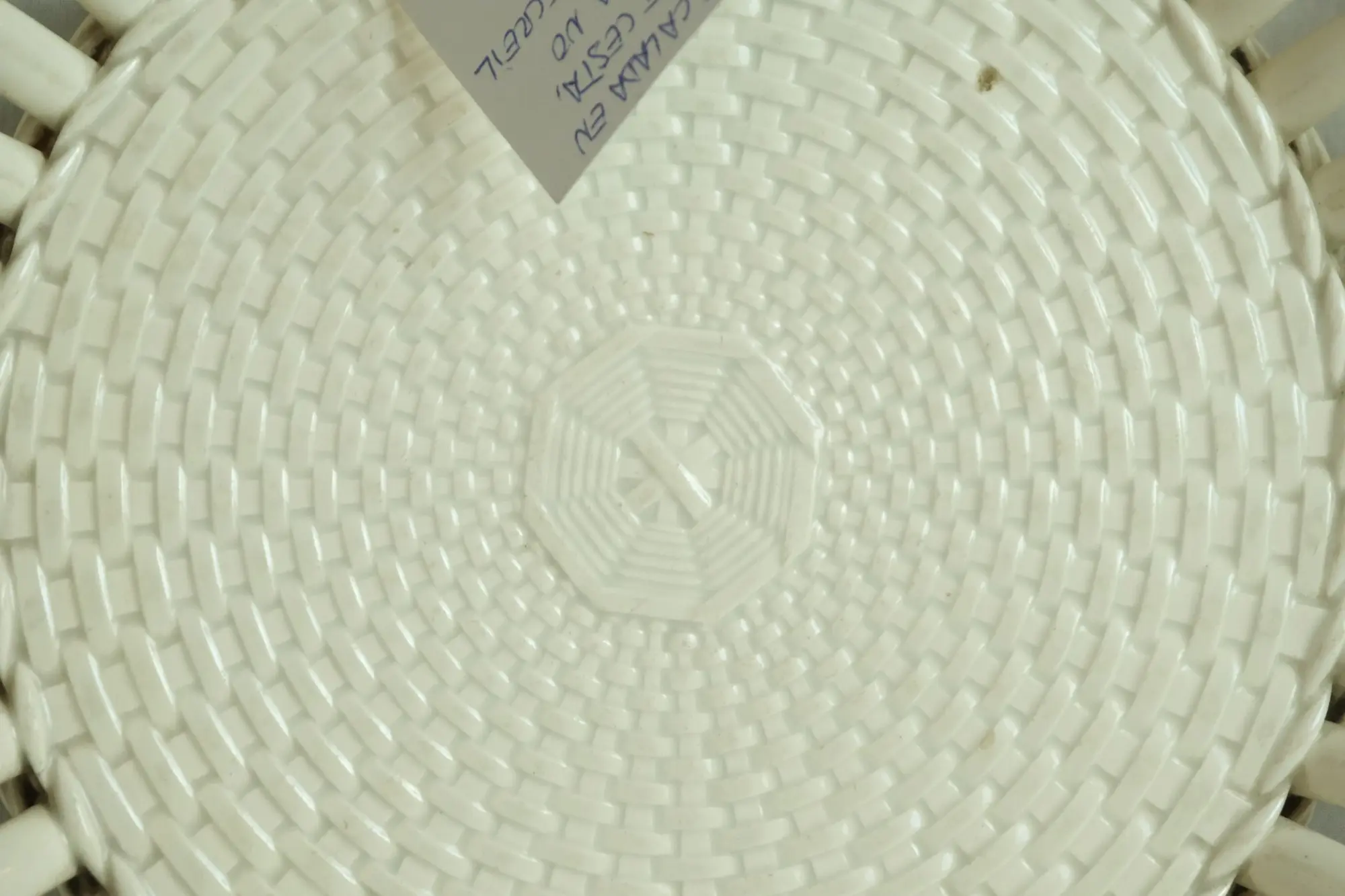 Plato Antiguo de Mimbre del Siglo XX en Color Blanco, Objetos Decorativos, Primera mitad del siglo XX · vista 3/5