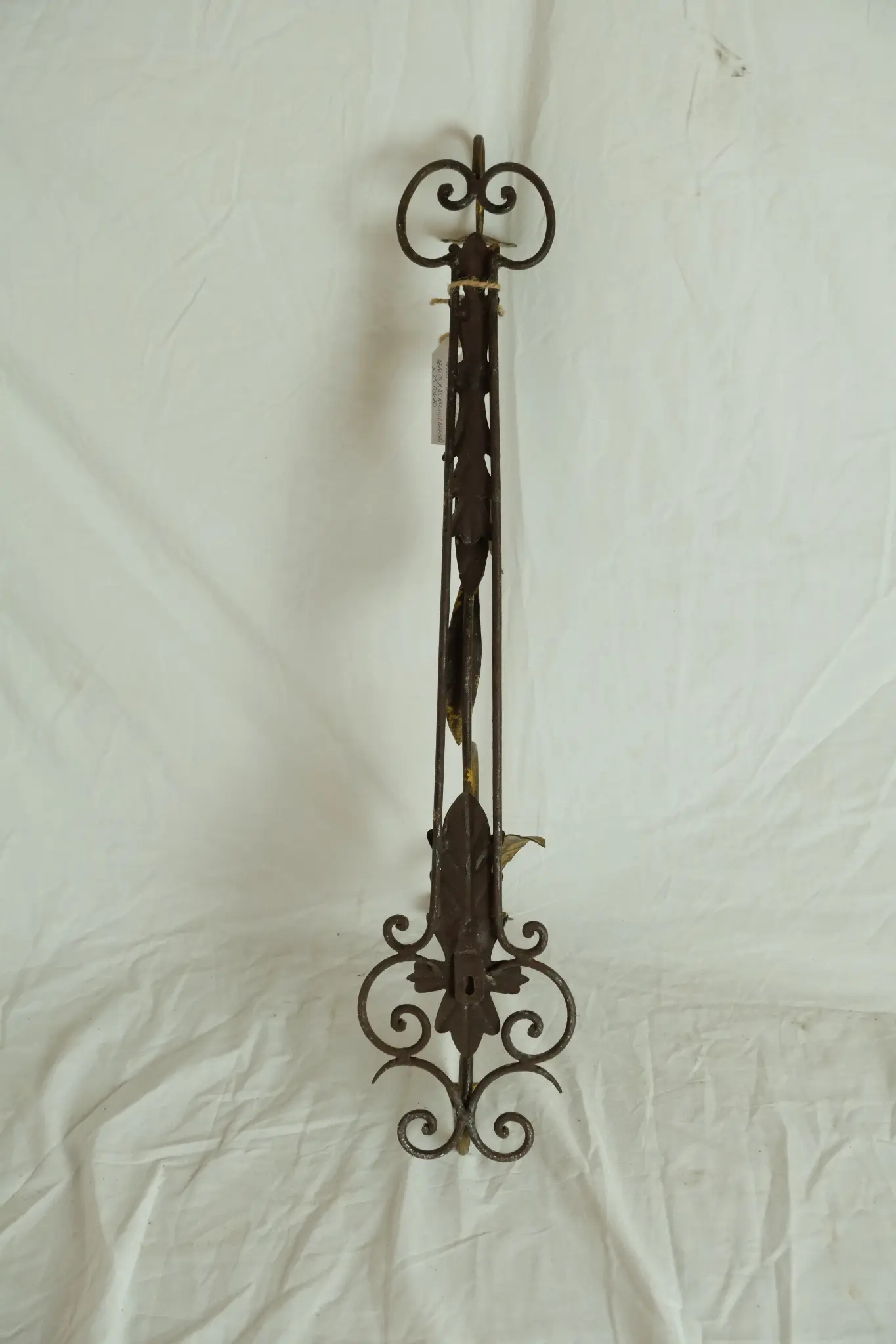 Candelabro de Hierro Forjado del Siglo XX con Detalles Dorados, Iluminación, Primera mitad del siglo XX · vista 6/6