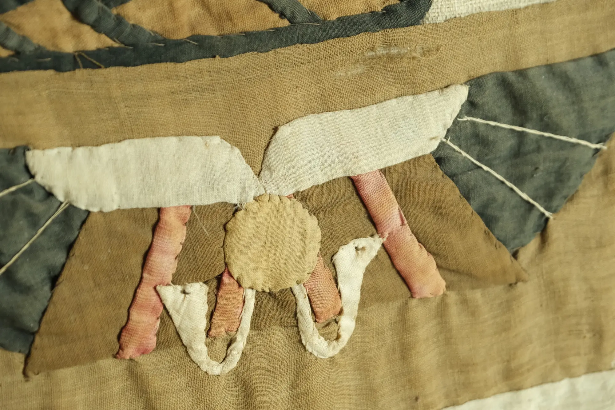 Tapa de Manta del Siglo XX con Motivo Indígena, Textiles y Tapices, Primera mitad del siglo XX · vista 9/13