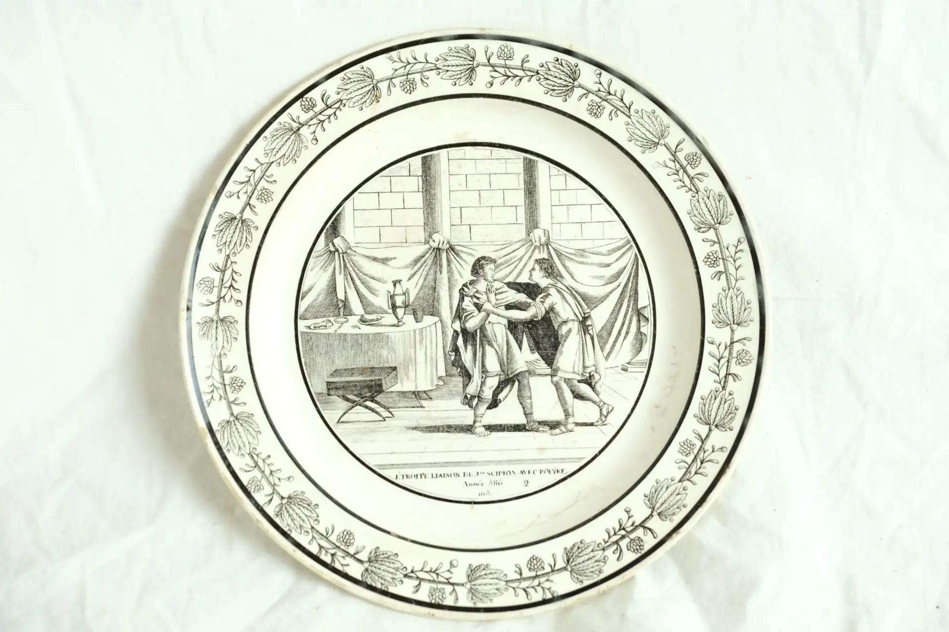 Plato de Cerámica del Siglo XVIII con Escena de Lucha