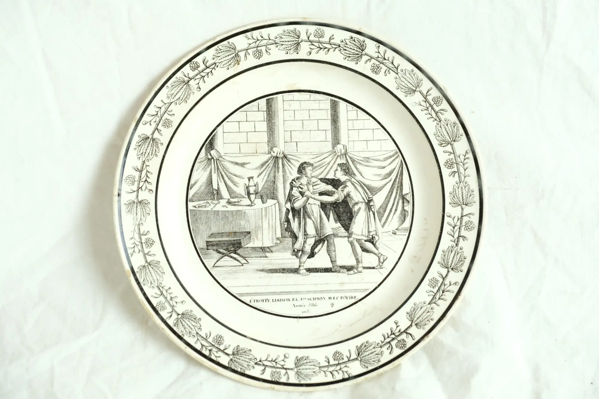 Plato de Cerámica del Siglo XVIII con Escena de Lucha, Cerámica y Alfarería, Siglo XVIII