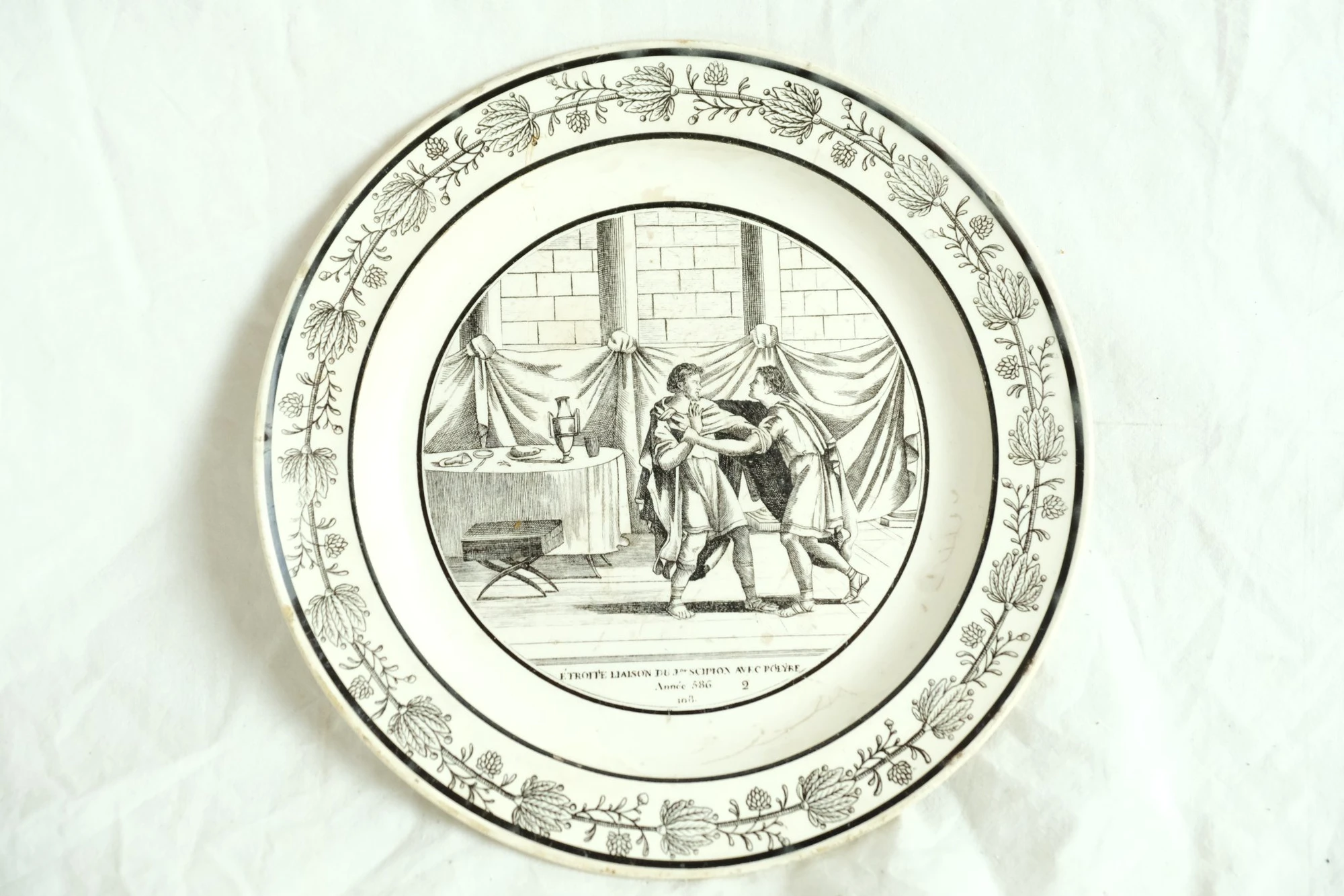 Plato de Cerámica del Siglo XVIII con Escena de Lucha, Cerámica y Alfarería, Siglo XVIII