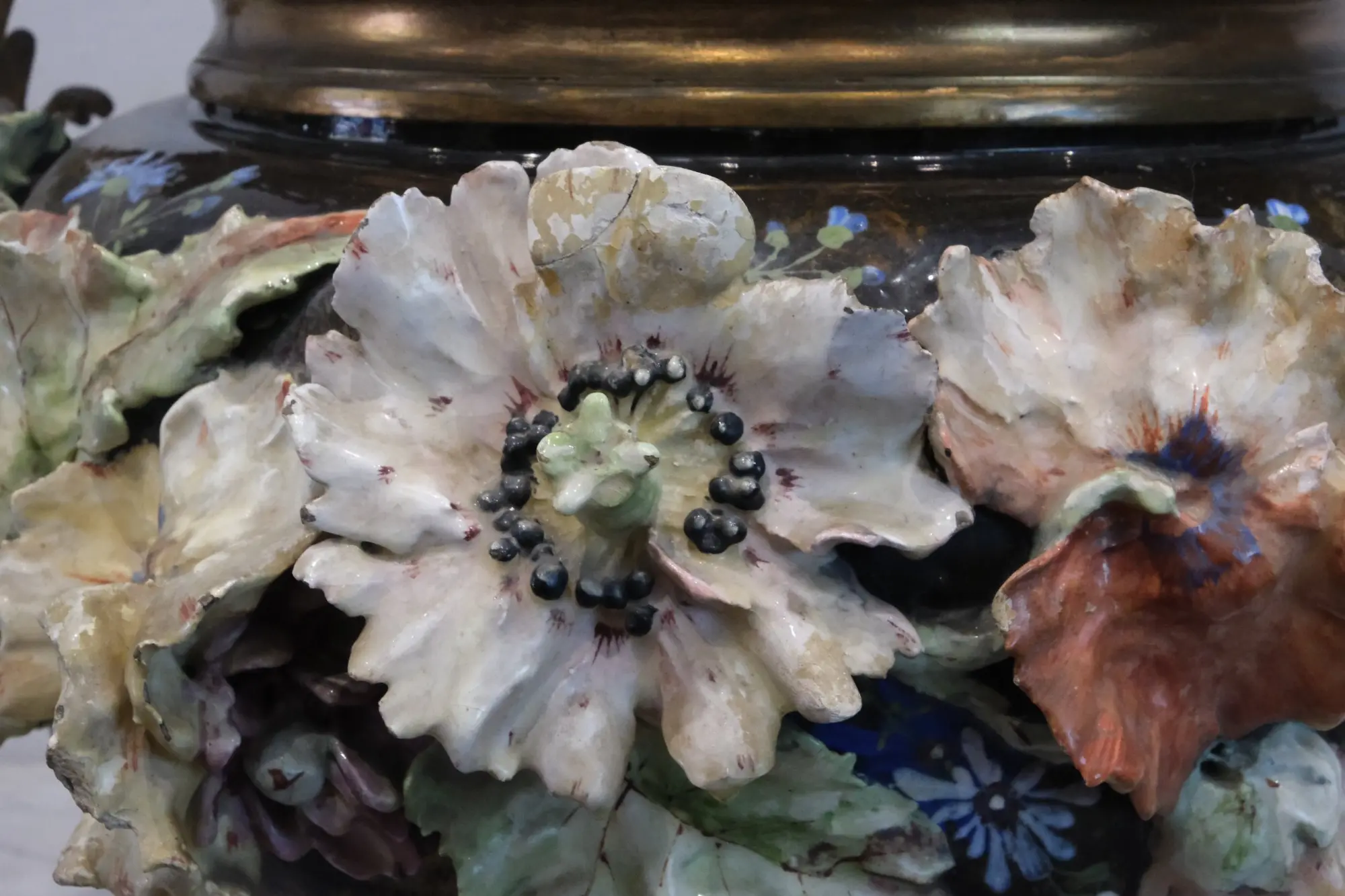 Jarrón de Cerámica con Detalles Florales y Dragones de Sanglar, siglo XIX · vista 4/13