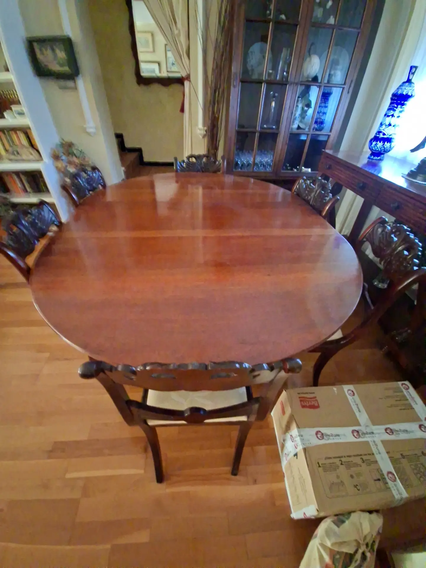 Elegante conjunto de comedor clásico en madera maciza noble (Mesa extensible + Sillas con respaldos calados y  · vista 3/3