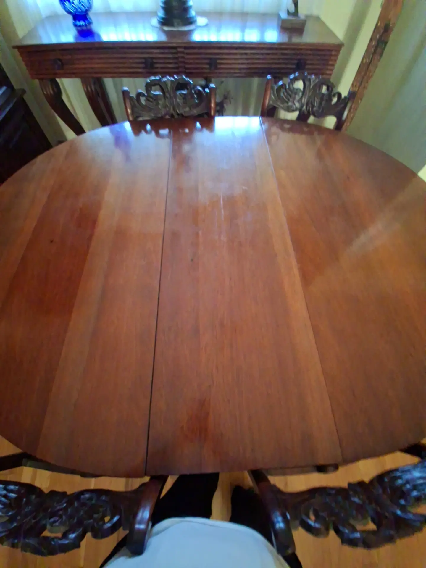 Elegante conjunto de comedor clásico en madera maciza noble (Mesa extensible + Sillas con respaldos calados y  · vista 2/3