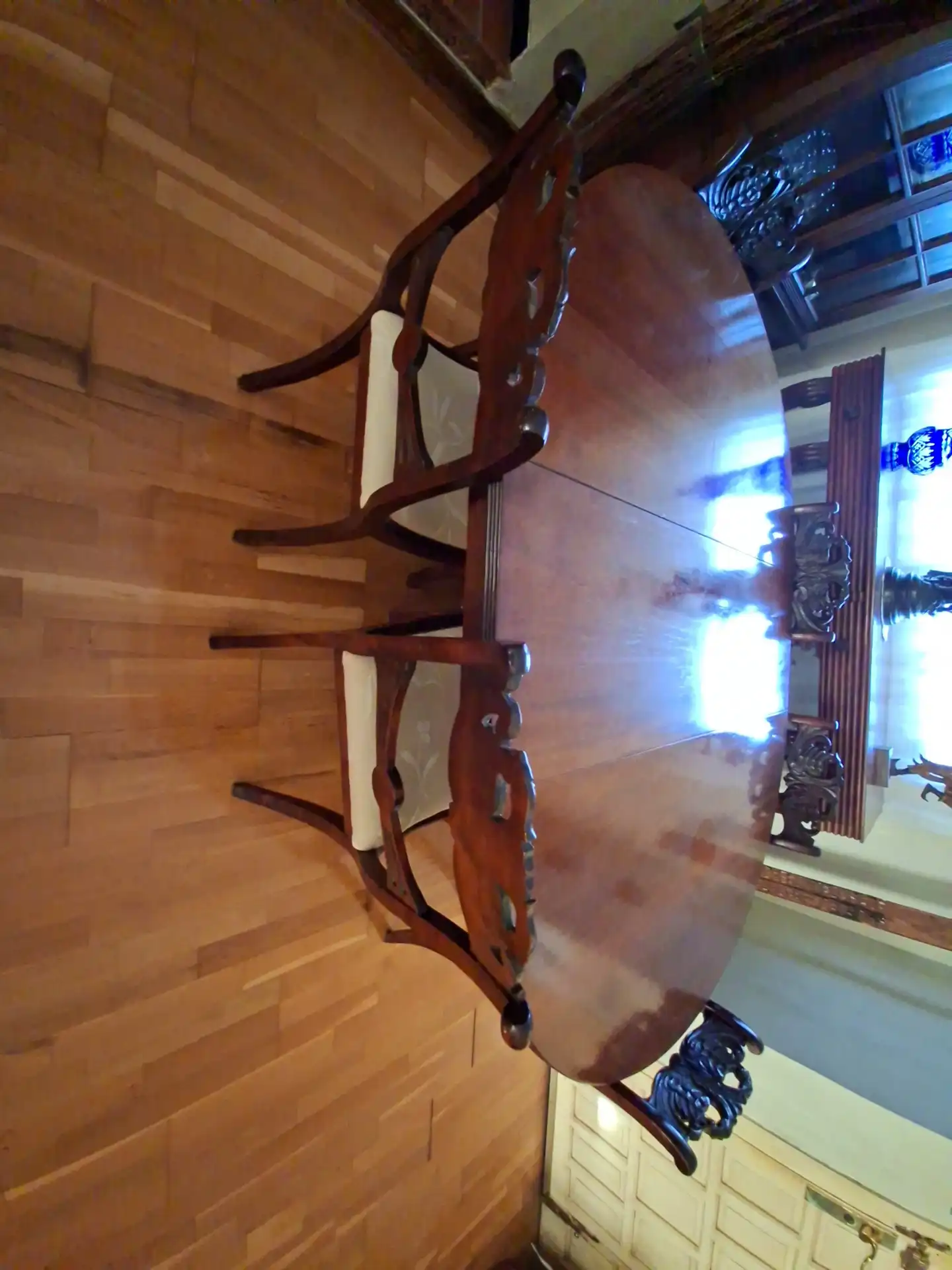Elegante conjunto de comedor clásico en madera maciza noble (Mesa extensible + Sillas con respaldos calados y Aparador/Consola) — Mid-Century / Mediados del Siglo XX (c. 1950–1970)