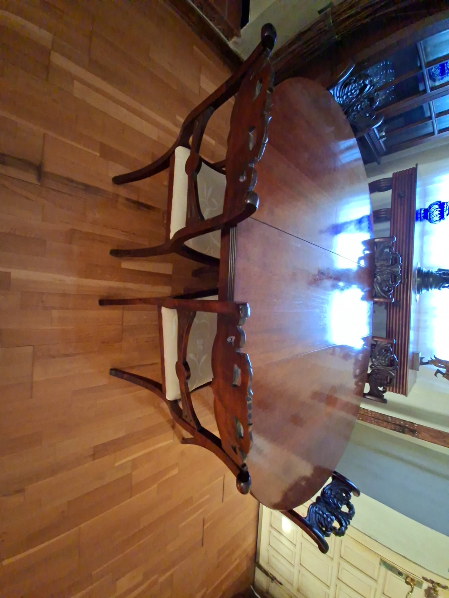 Elegante conjunto de comedor clásico en madera maciza noble (Mesa extensible + Sillas con respaldos calados y 
