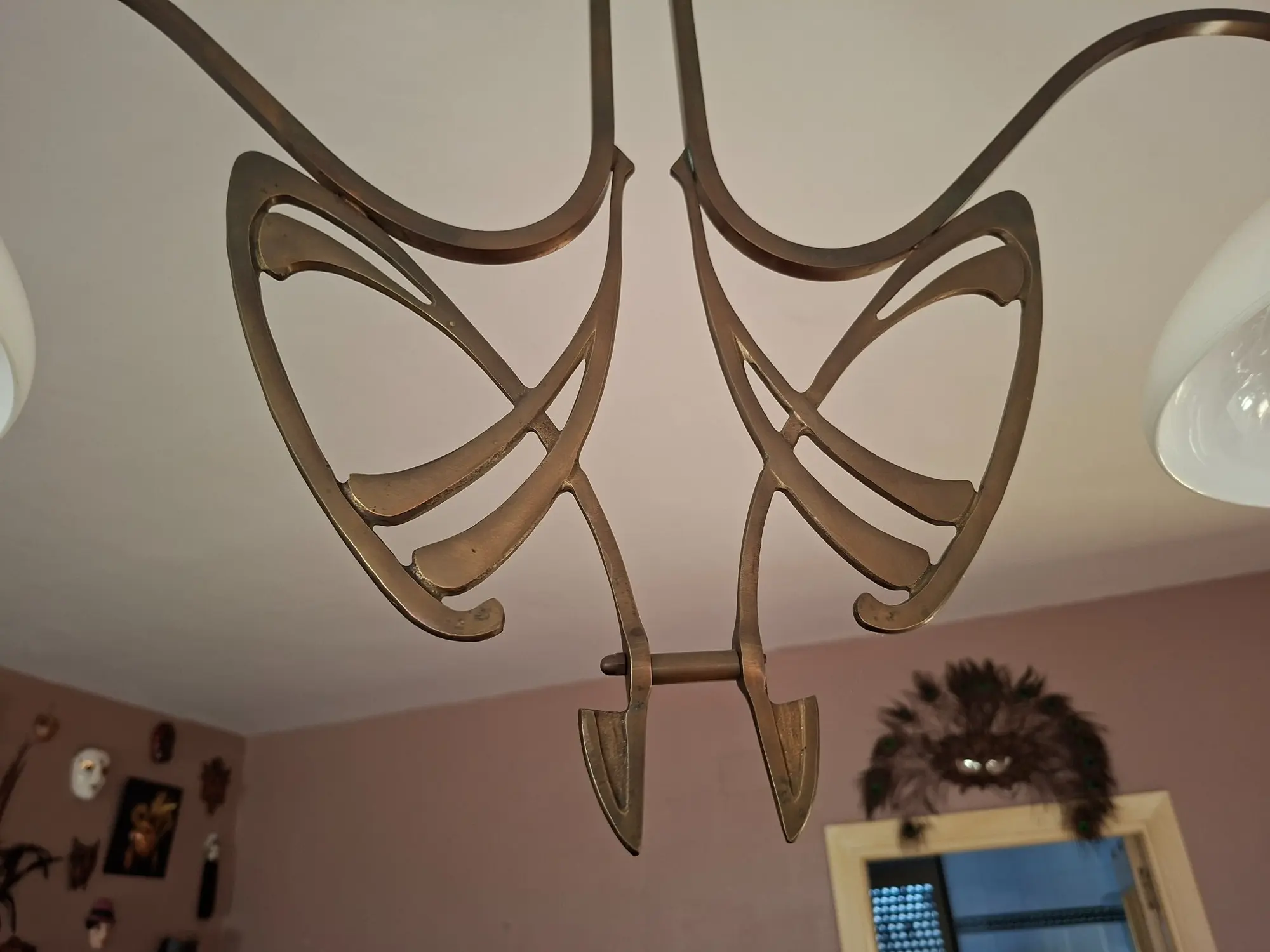 Lámpara de techo vintage de estilo Modernista / Art Nouveau con dos brazos en bronce y tulipas opalinas · vista 3/3