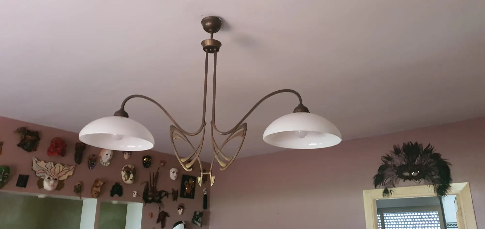 Lámpara de techo vintage de estilo Modernista / Art Nouveau con dos brazos en bronce y tulipas opalinas · vista 2/3