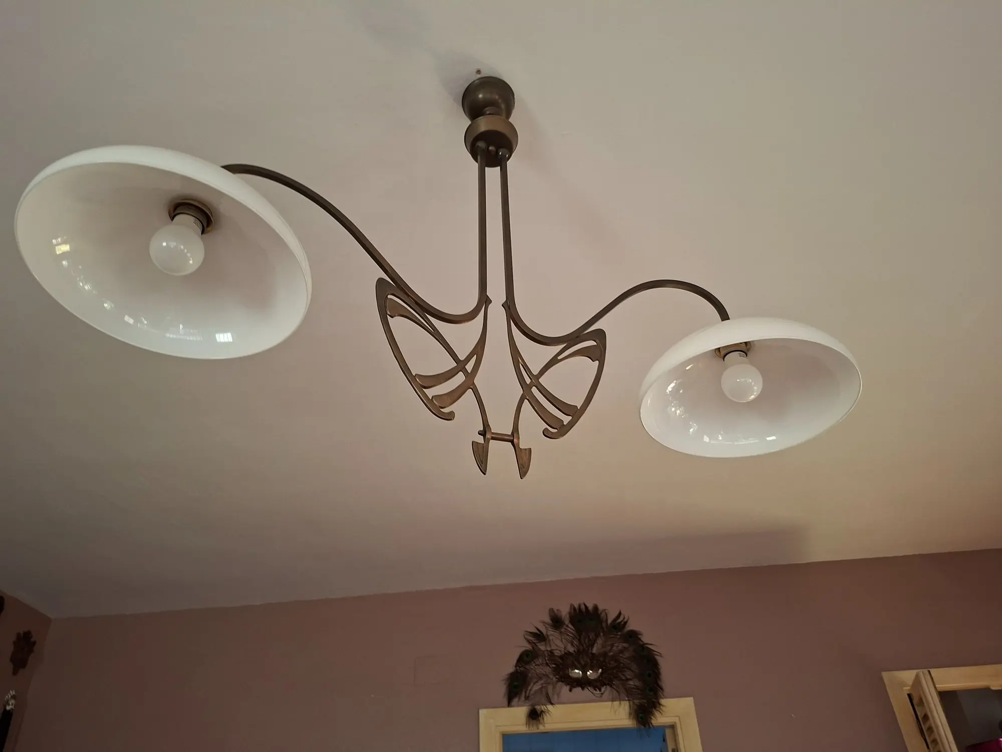 Lámpara de techo vintage de estilo Modernista / Art Nouveau con dos brazos en bronce y tulipas opalinas