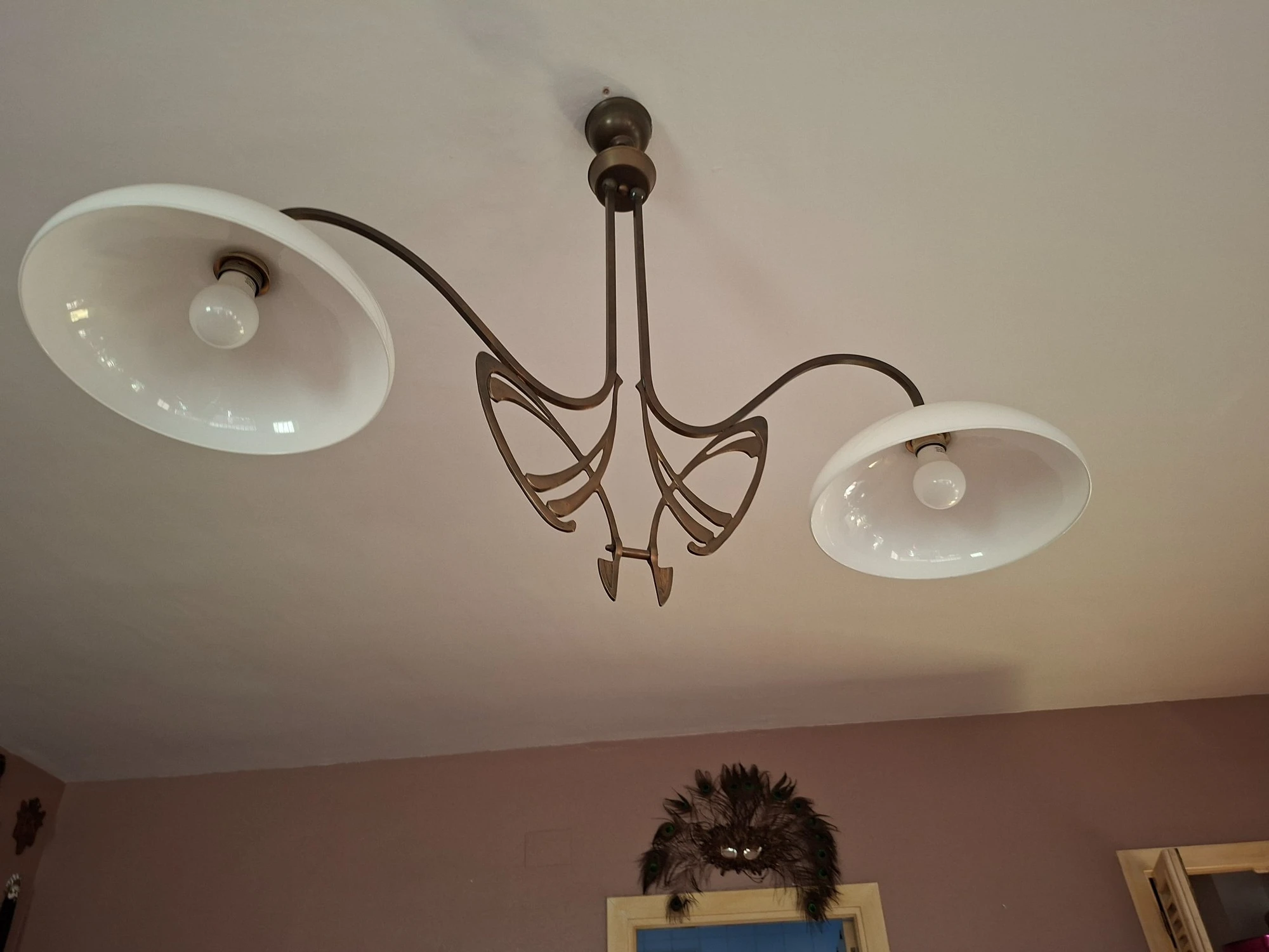 Lámpara de techo vintage de estilo Modernista / Art Nouveau con dos brazos en bronce y tulipas opalinas