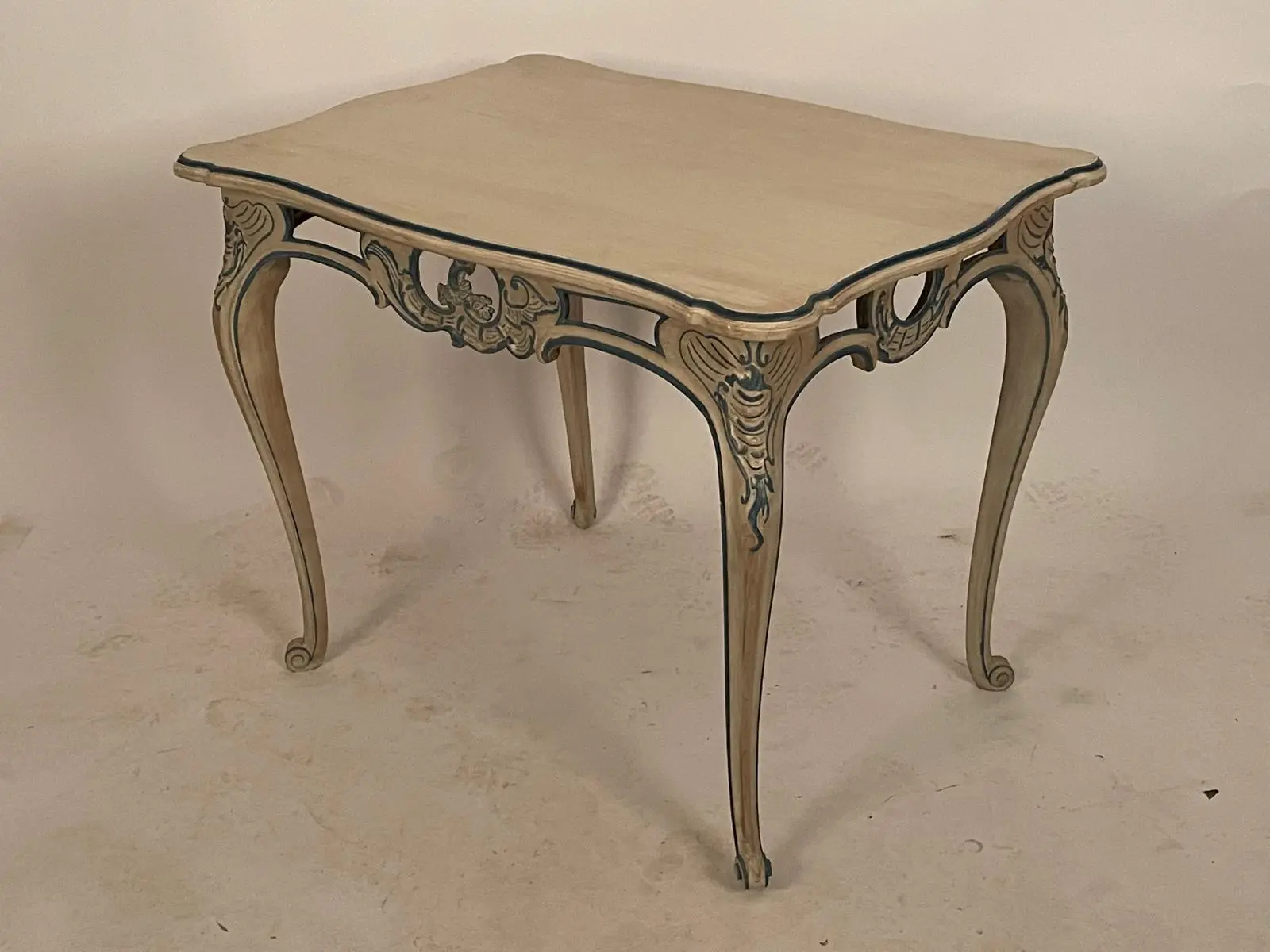 Mesa Rococó del Siglo XVIII en Madera Pintada a Mano, Mesas, Siglo XVIII · vista 2/9