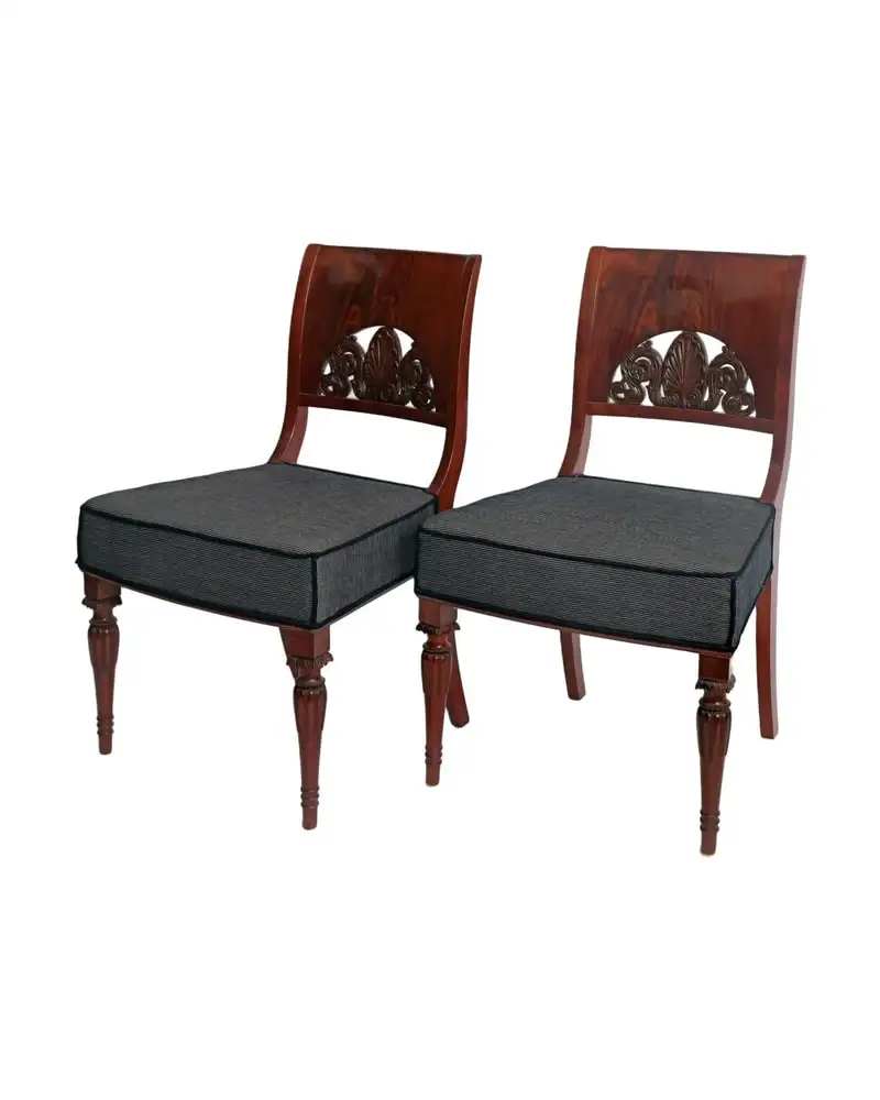Pareja de Sillas de Salón del Siglo XIX con Decoración Tallada