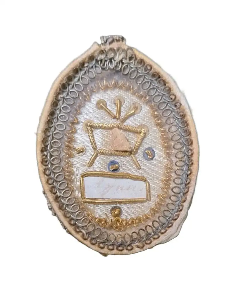 Antiguo relicario adornado con filigranas de hilo de oro, Siglo XIX