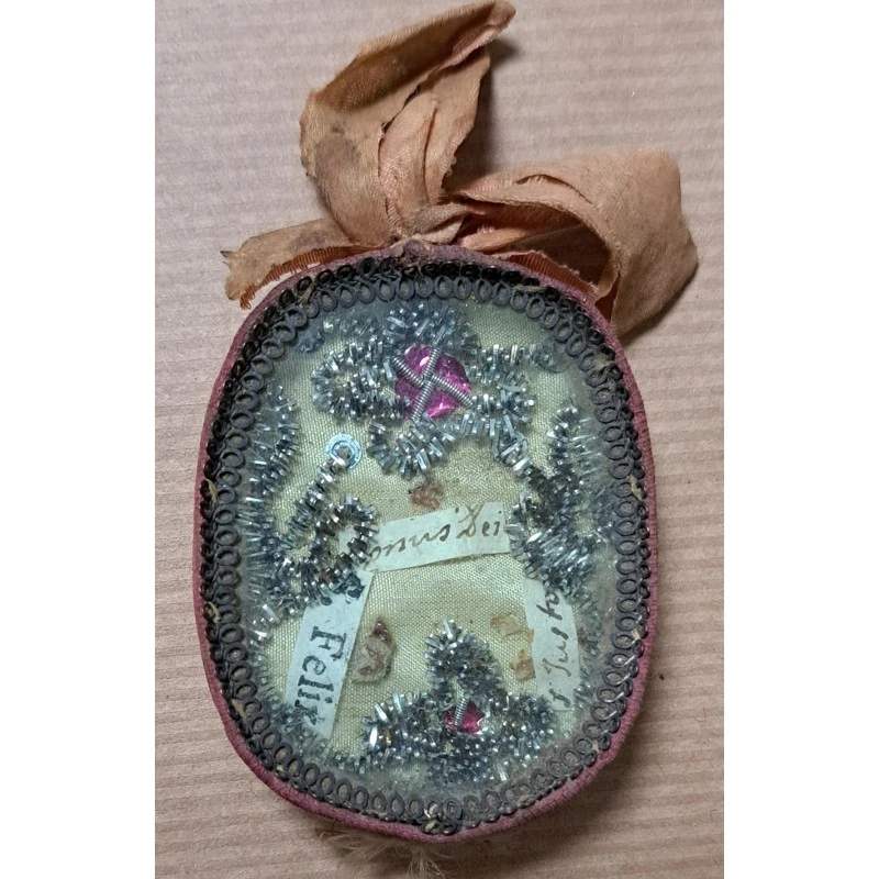 Relicario ovalado con reliquias y bordado conventual. Siglo XIX, Siglo XIX