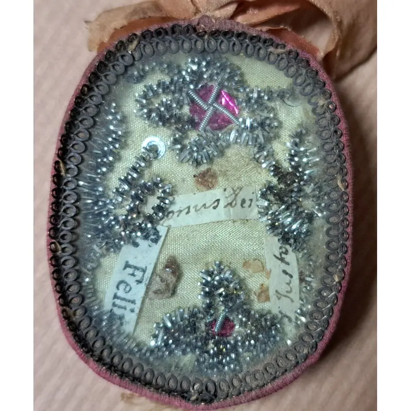 Relicario ovalado con reliquias y bordado conventual. Siglo XIX, Siglo XIX · vista 2/6