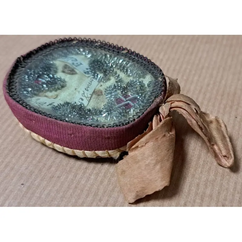 Relicario ovalado con reliquias y bordado conventual. Siglo XIX, Siglo XIX · vista 4/6