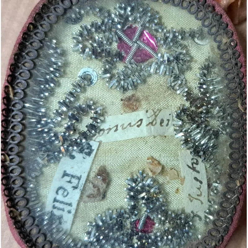 Relicario ovalado con reliquias y bordado conventual. Siglo XIX, Siglo XIX · vista 5/6