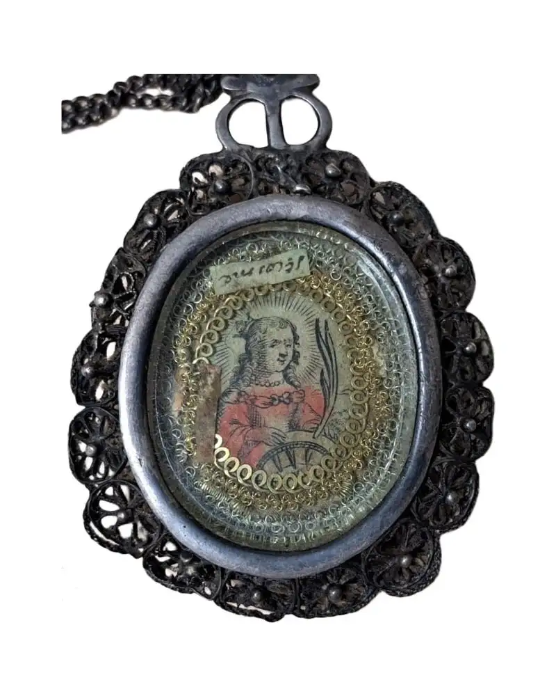 Antiguo relicario de plata con 6 reliquias y Santa Catalina coronada. Siglo XVIII–XIX
