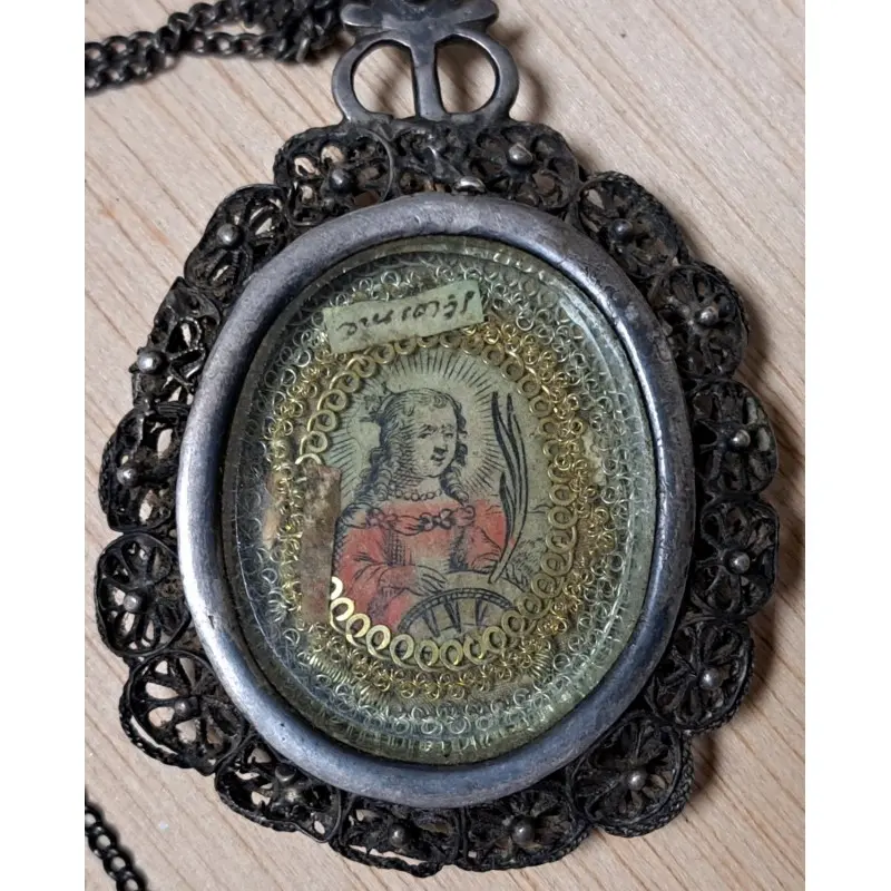 Antiguo relicario de plata con 6 reliquias y Santa Catalina coronada. Siglo XVIII–XIX, Siglo XVIII