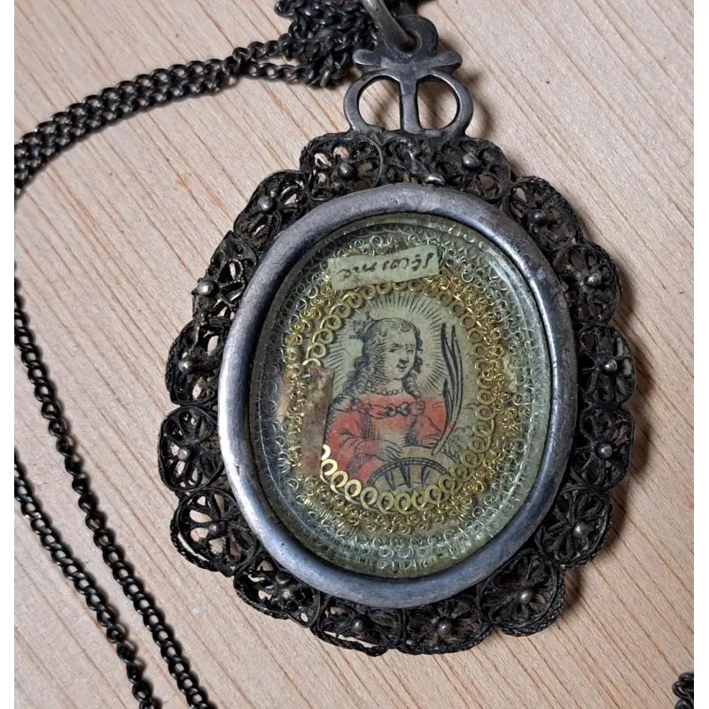 Antiguo relicario de plata con 6 reliquias y Santa Catalina coronada. Siglo XVIII–XIX, Siglo XVIII · vista 2/9