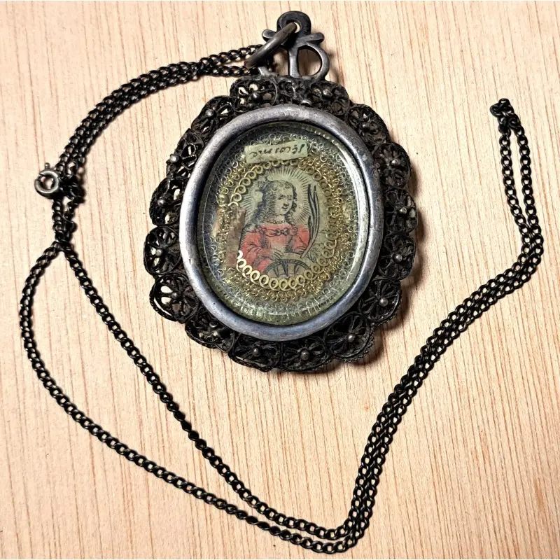 Antiguo relicario de plata con 6 reliquias y Santa Catalina coronada. Siglo XVIII–XIX, Siglo XVIII · vista 3/9