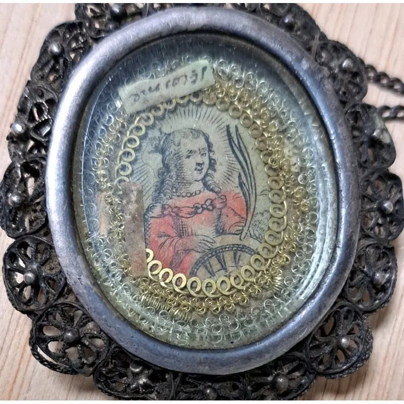 Antiguo relicario de plata con 6 reliquias y Santa Catalina coronada. Siglo XVIII–XIX, Siglo XVIII · vista 8/9