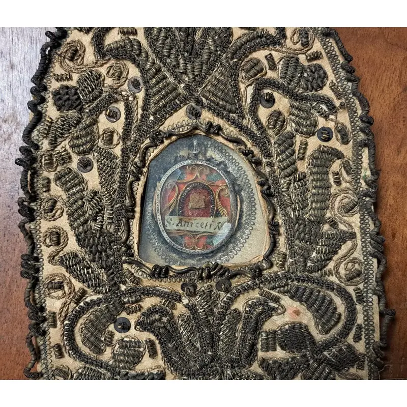 Relicario bordado en hilo metálico con reliquia de San Aniceto PM, siglo XIX, Siglo XIX · vista 5/7