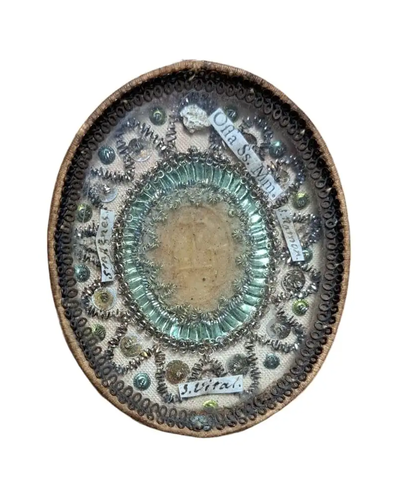 Antiguo relicario decorado con hilo de oro, siglo XIX