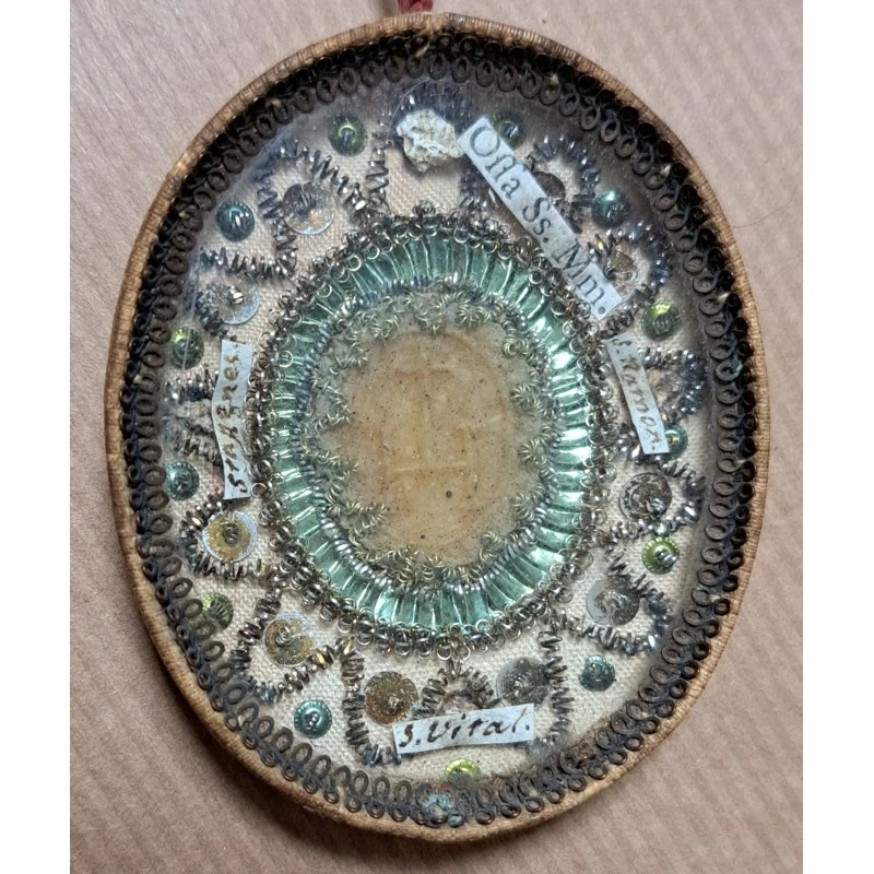 Antiguo relicario decorado con hilo de oro, siglo XIX, Siglo XIX