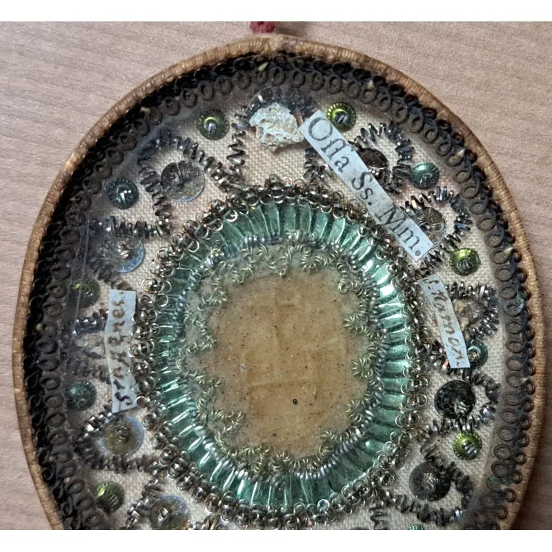 Antiguo relicario decorado con hilo de oro, siglo XIX, Siglo XIX · vista 4/9