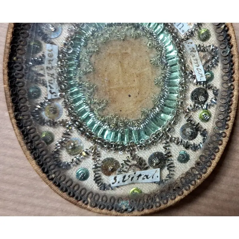 Antiguo relicario decorado con hilo de oro, siglo XIX, Siglo XIX · vista 5/9