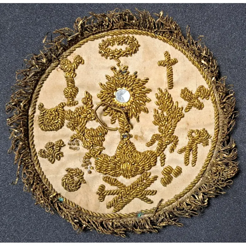 Antigua hijuela, palia o tapa para cáliz, bordado en hilo de oro. León XIII año 1888