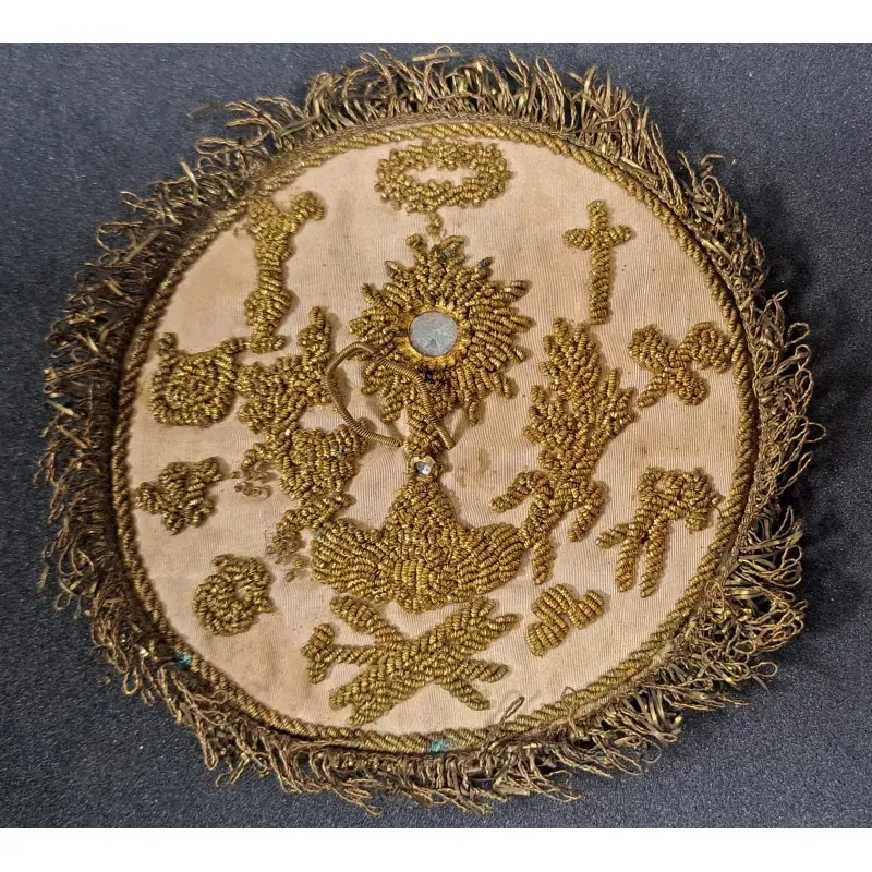 Antigua hijuela, palia o tapa para cáliz, bordado en hilo de oro. León XIII año 1888 · vista 2/5