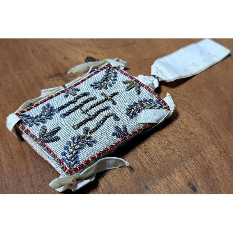 Escapulario bordado en hilo de oro con librito de los 4 evangelios, siglo XIX, Siglo XIX · vista 5/8