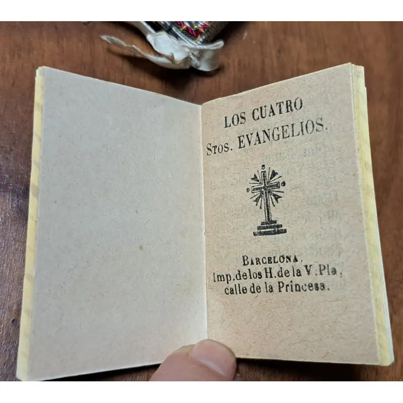 Escapulario bordado en hilo de oro con librito de los 4 evangelios, siglo XIX, Siglo XIX · vista 7/8