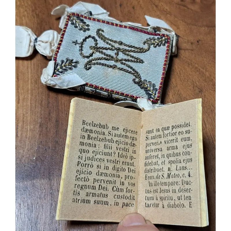 Escapulario bordado en hilo de oro con librito de los 4 evangelios, siglo XIX, Siglo XIX · vista 8/8