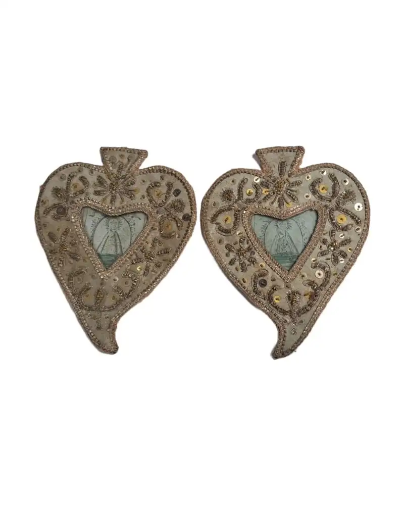 Pareja de Relicarios Bordados, Inmaculado Corazón de María, Siglo XIX