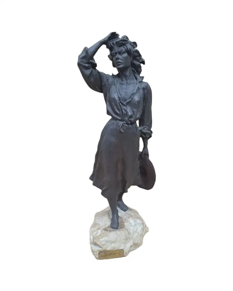 Escultura de Josep Bofill, mujer con sombreo año 1983