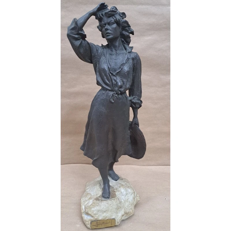 Escultura de Josep Bofill, mujer con sombreo año 1983