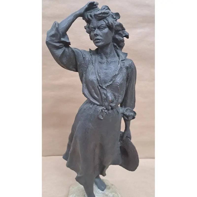 Escultura de Josep Bofill, mujer con sombreo año 1983 · vista 2/7